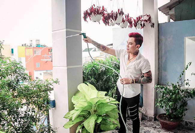 Sân thượng Lâm Chấn Huy trồng khá nhiều cây và hoa để tạo mảng xanh. Nếu ở nhà anh sẽ lên tưới cây vào buổi sáng và chiều. Khi&nbsp;đi diễn xa nhà&nbsp;nhiều ngày, nam ca sĩ nhờ người em chăm sóc giúp.