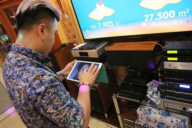 &#34;Tất cả thiết bị âm thanh&nbsp;trong phòng karaoke đều được tôi tận tay&nbsp;mua từ&nbsp;Mỹ rồi&nbsp;chuyển về Việt Nam. Tổng thiết bị và chi phí thiết kế tiêu tốn hơn 1 tỷ đồng. Tôi khá vui khi có bố cùng đồng&nbsp;hành, ông học cách thiết lập máy móc từ bạn bè nước ngoài rồi dần dần có nhiều kinh nghiệm hơn&#34; - Akira Phan chia sẻ.