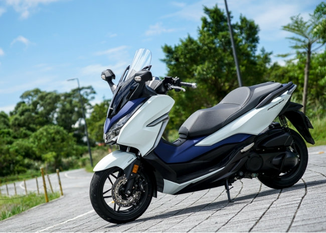 2018 Honda NSS300 được tung ra tại triển lãm xe ở châu Âu vào đầu năm, và sau đó được phân phối tại nhiều thị trường trên toàn cầu với giá niêm yết là 5.100 pounds (156,8 triệu VNĐ).