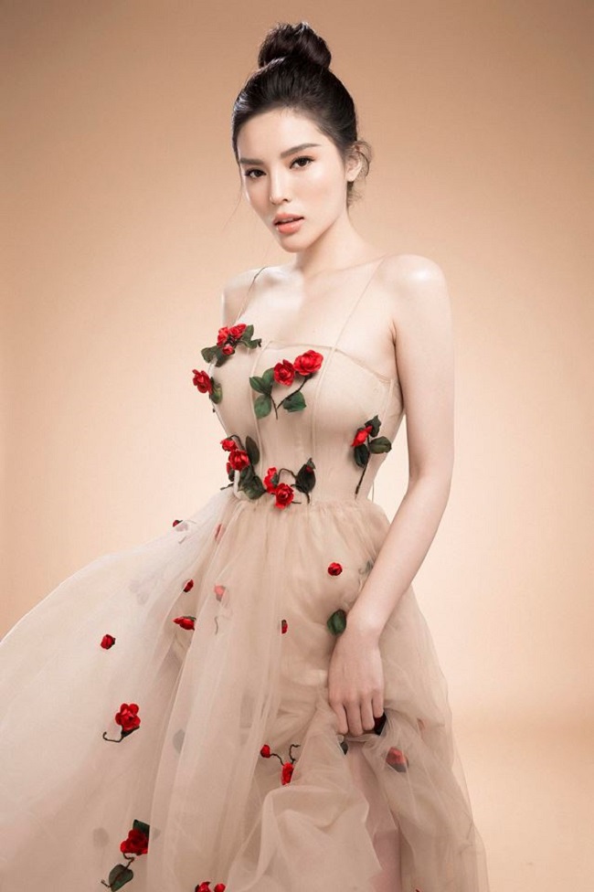 Trong quá trình đương nhiệm, Kỳ Duyên vướng phải nhiều ồn ào đáng tiếc về trang điểm, ăn mặc, cách ứng xử chốn đông người, phẫu thuật thẩm mỹ...