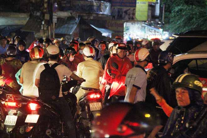 Đường ngập như sông, kẹt xe kinh hoàng sau cơn mưa ở Sài Gòn - 14