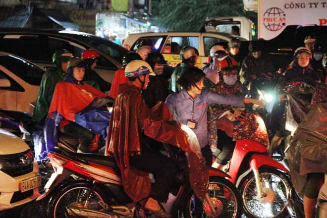 Đường ngập như sông, kẹt xe kinh hoàng sau cơn mưa ở Sài Gòn - 16