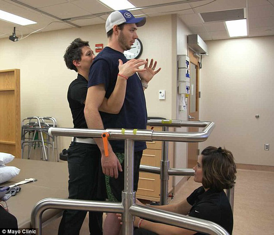 Kích điện, nửa người đã chết của chàng trai sống dậy! - 2