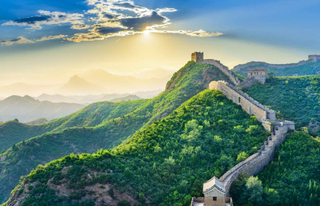 Vạn Lý Trường Thành: Bức tường thành ở Trung Quốc vẫn là dự án xây dựng lớn nhất thế giới cho đến nay. Công trình bao gồm các pháo đài quân sự được xây dựng từ thế kỷ thứ 3 trước Công nguyên đến thế kỷ thứ 7 sau Công nguyên để bảo vệ biên giới phía bắc Trung Quốc. Tổng chiều dài của bức tượng thành là hơn 20.000 km.