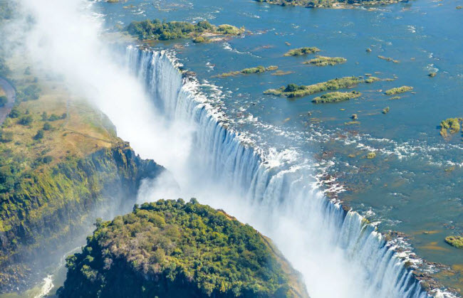 Thách Victoria: Thác nước lớn nhất thế giới nằm trên lãnh thổ của hai quốc gia khác nhau, bao gồm vườn quốc gia Mosi-oa-Tunya ở Zambia và vườn quốc gia thác Victoria ở Zimbabwe.