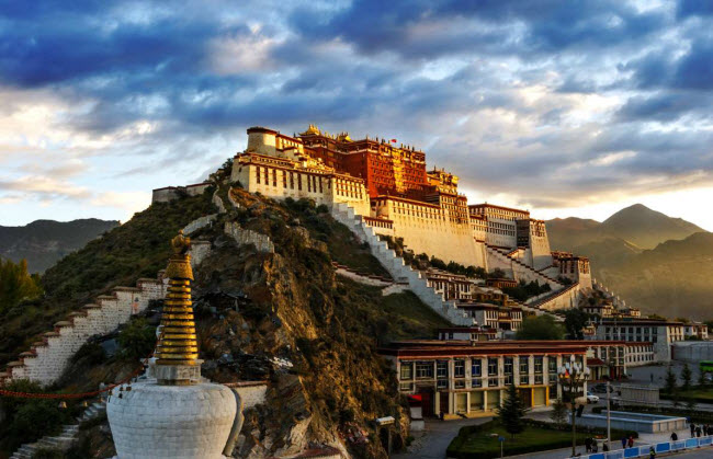 Cung điện Potala: Tổ hợp pháo đài và tu viện này được xây dựng trên độ cao 3.688 ở thành phố Lhasa, Tây Tạng. Ngày nay, công trình có chức năng như là một bảo tàng và được UNESCO công nhận là di sản thế giới.