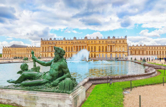 Cung điện Versailles: Nằm ở ngoài ô thành phố Paris, cung điện Versailles là điểm đến không thể bỏ qua đối với du khách đặt chân tới Pháp. Nơi đây gây ấn tượng với cung điện nguy nga, các khu vườn và đài phun nước đẹp.