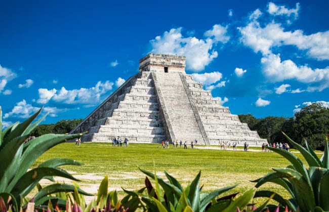 Thành phố cổ Chichen Itza: Thành phố cổ của người Maya được xây dựng trên bán đảo  Yucatan, Mexico. Hằng năm, hàng nghìn du khách tới đây để chiêm ngưỡng các công trình kiến trúc độc đáo như kim tự tháp Kukulkan.
