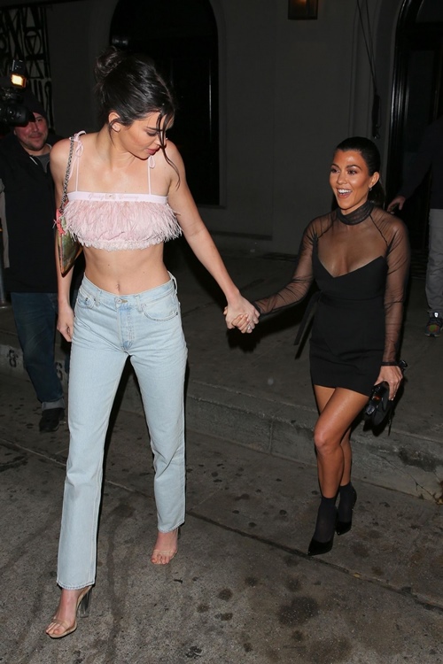 5 tuyệt chiêu khoe chân dài đến nách của Kendall Jenner - 13
