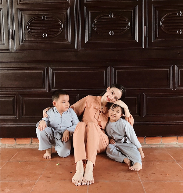 Angela Phương Trinh vừa thả cá phóng sinh thì trời trút mưa bão - 3