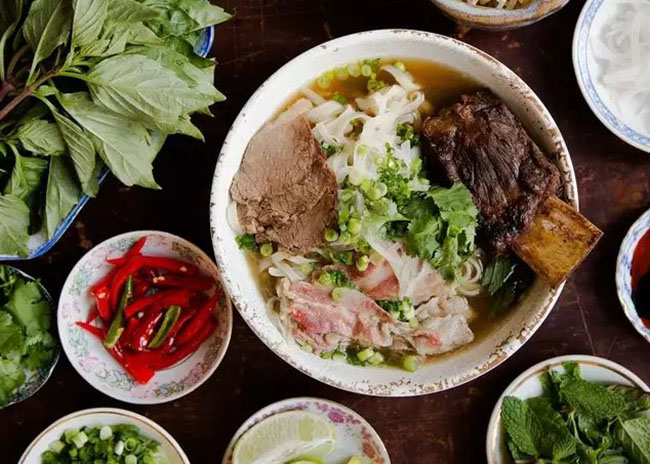 Phở bò Việt Nam: Xương được hầm cho để làm nước dùng cho món phở này phải là xương bò sạch, được hầm nhừ kỹ cho ra nước dùng ngọt và trong.