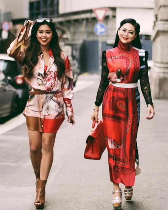 Em chồng và mẹ chồng Tăng Thanh Hà dát kín đồ hiệu giữa kinh đô thời trang - 5