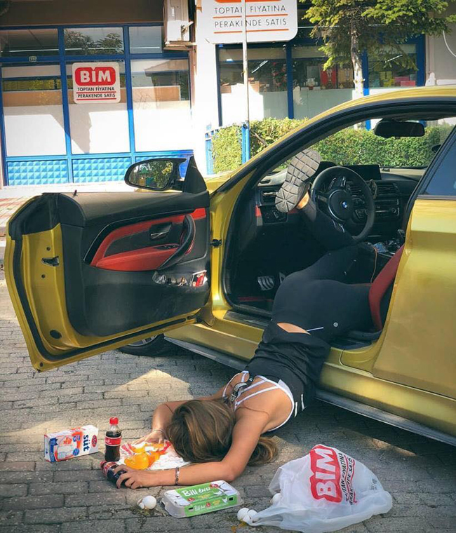 Phải tạo dáng thế nào ngã cho đẹp chứ.