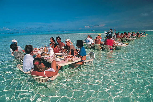 Nhà hàng ở Bora Bora với phong cách ăn uống được phục vụ khi du khách ngâm nữa người giữa biển khơi.