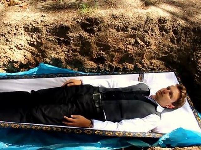 Sức khỏe đời sống - Rùng rợn phương pháp trị liệu tâm lý bằng cách… chôn sống