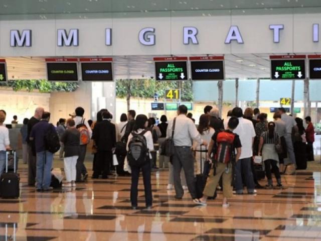 Hai phụ nữ Trung Quốc đổi sex để gia hạn visa ở Singapore
