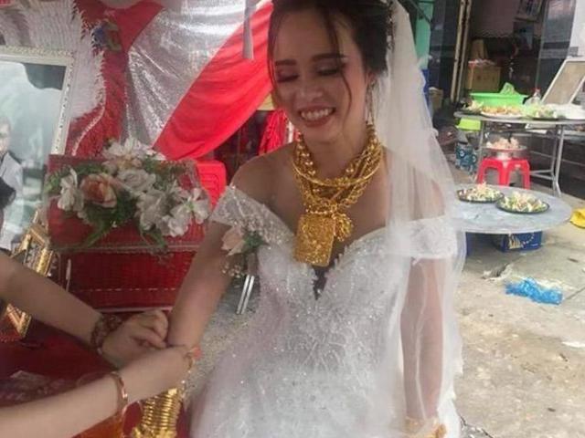 Bạn trẻ - Cuộc sống - Cô dâu đeo vàng trĩu cổ trong ngày cưới: Chú rể Đài Loan đã đem hết vàng về nước