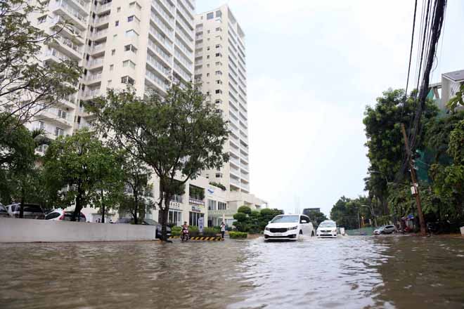 Mưa hơn 1 giờ, "khu nhà giàu” Sài Gòn bị nước bủa vây - 3