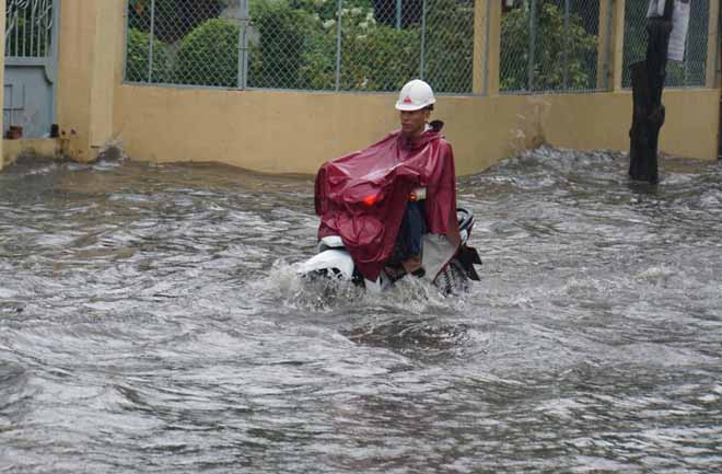 Mưa hơn 1 giờ, "khu nhà giàu” Sài Gòn bị nước bủa vây - 4