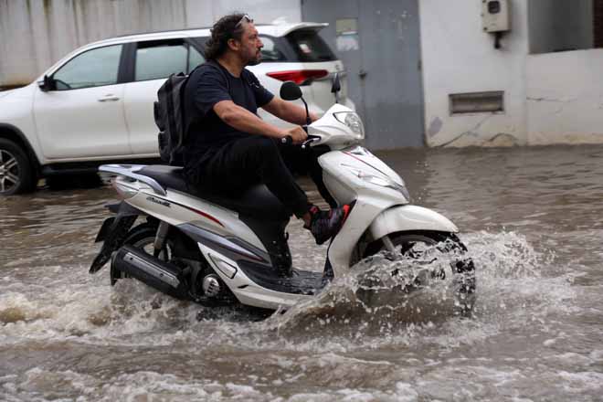 Mưa hơn 1 giờ, "khu nhà giàu” Sài Gòn bị nước bủa vây - 8