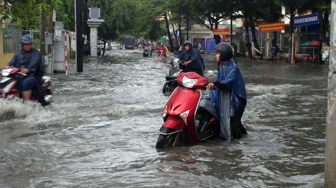 Mưa hơn 1 giờ, "khu nhà giàu” Sài Gòn bị nước bủa vây - 5