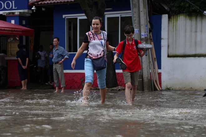 Mưa hơn 1 giờ, "khu nhà giàu” Sài Gòn bị nước bủa vây - 9