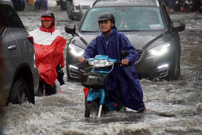 Mưa hơn 1 giờ, "khu nhà giàu” Sài Gòn bị nước bủa vây - 7