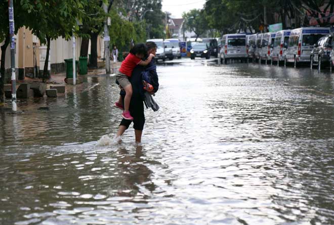 Mưa hơn 1 giờ, "khu nhà giàu” Sài Gòn bị nước bủa vây - 10