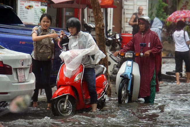 Mưa hơn 1 giờ, "khu nhà giàu” Sài Gòn bị nước bủa vây - 11