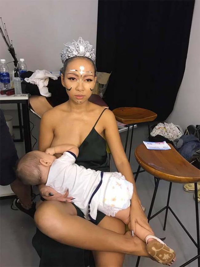 Thảo Trang thể hiện cá tính ngay cả trong lúc cho con bú. Nữ ca sĩ&nbsp;trải lòng, cô sẵn sàng để lộ toàn bộ bầu ngực trước mặt người đối diện&nbsp;vì mục đích cao cả là nuôi con bằng sữa mẹ.
