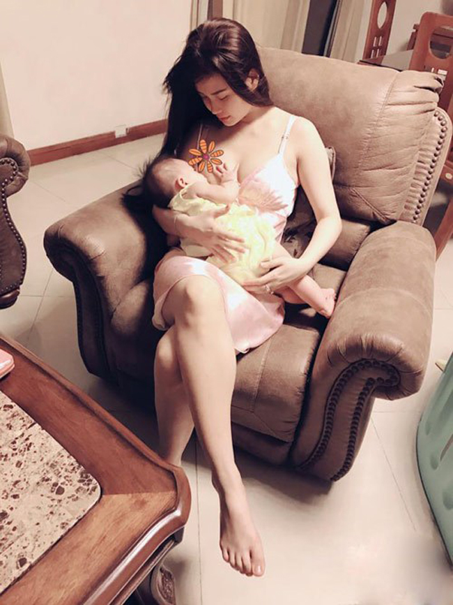Ngày mới sinh, Trương Quỳnh Anh cũng từng đăng tải bức ảnh cho con bú. Nữ diễn viên chèn thêm icon vào bức hình một cách tế nhị.