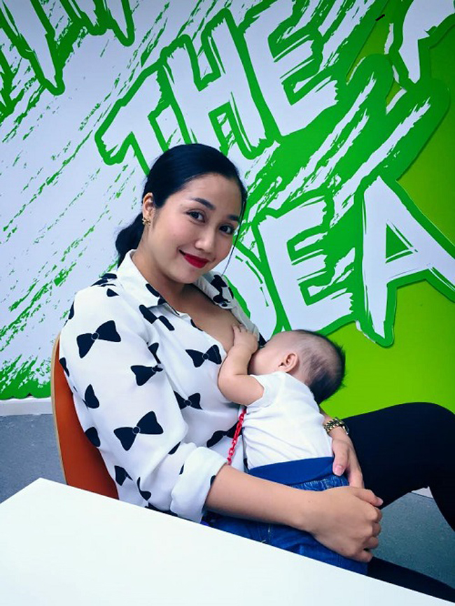 Ốc Thanh Vân là bà mẹ có thói quen khoe ảnh cho con bú lên mạng xã hội.&nbsp;