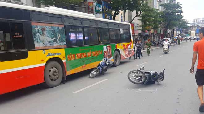 HN: 7 ô tô, xe máy đâm nhau trên phố Tôn Đức Thắng, nhiều người bị thương - 4