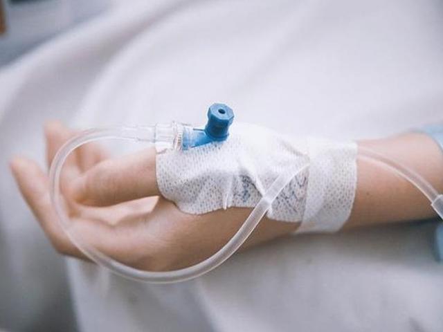 Sức khỏe đời sống - Tự truyền dịch tại nhà, một phụ nữ nguy kịch