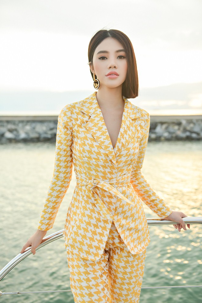 Hoa hậu Jolie Nguyễn diện vest không nội y quyến rũ trên du thuyền hạng sang - 1