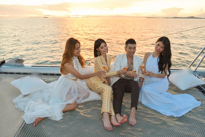 Hoa hậu Jolie Nguyễn diện vest không nội y quyến rũ trên du thuyền hạng sang - 8
