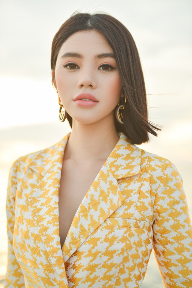 Hoa hậu Jolie Nguyễn diện vest không nội y quyến rũ trên du thuyền hạng sang - 5