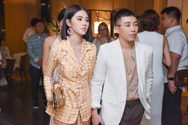 Hoa hậu Jolie Nguyễn diện vest không nội y quyến rũ trên du thuyền hạng sang - 10