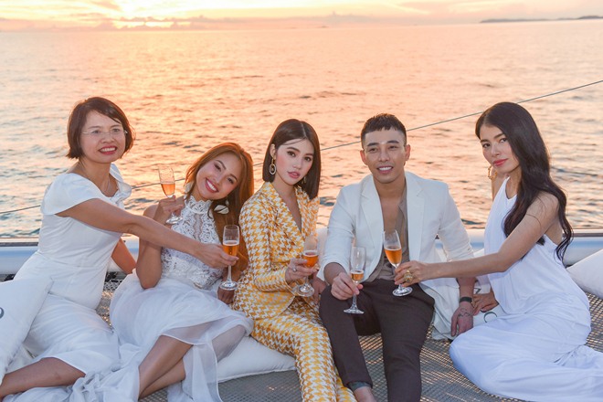 Hoa hậu Jolie Nguyễn diện vest không nội y quyến rũ trên du thuyền hạng sang - 9