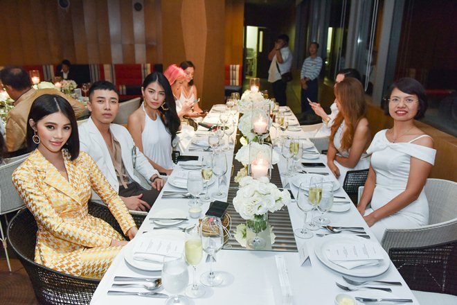 Hoa hậu Jolie Nguyễn diện vest không nội y quyến rũ trên du thuyền hạng sang - 11