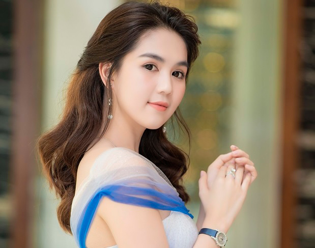 Ngọc Trinh khiến quan khách ngỡ ngàng với doanh thu khủng trong ngày đầu nhận chức - 1