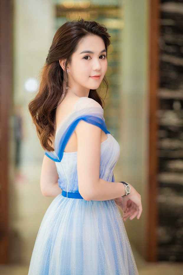 Ngọc Trinh khiến quan khách ngỡ ngàng với doanh thu khủng trong ngày đầu nhận chức - 2