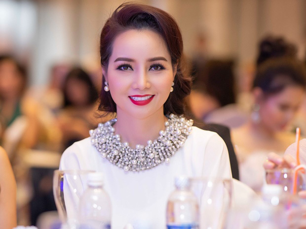 Ngọc Trinh khiến quan khách ngỡ ngàng với doanh thu khủng trong ngày đầu nhận chức - 6