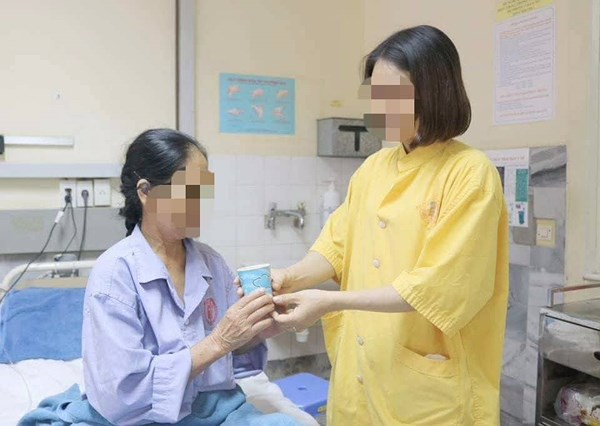 Tự truyền dịch tại nhà, một phụ nữ nguy kịch - 1