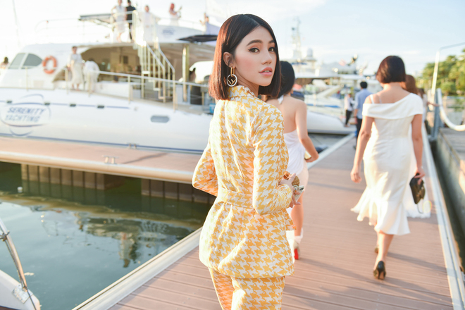 Hoa hậu Jolie Nguyễn diện vest không nội y quyến rũ trên du thuyền hạng sang - 2