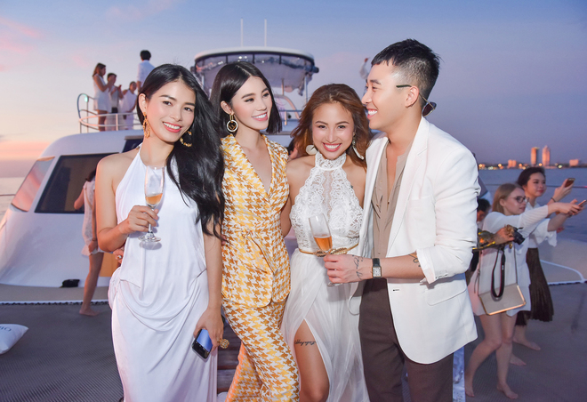 Hoa hậu Jolie Nguyễn diện vest không nội y quyến rũ trên du thuyền hạng sang - 7