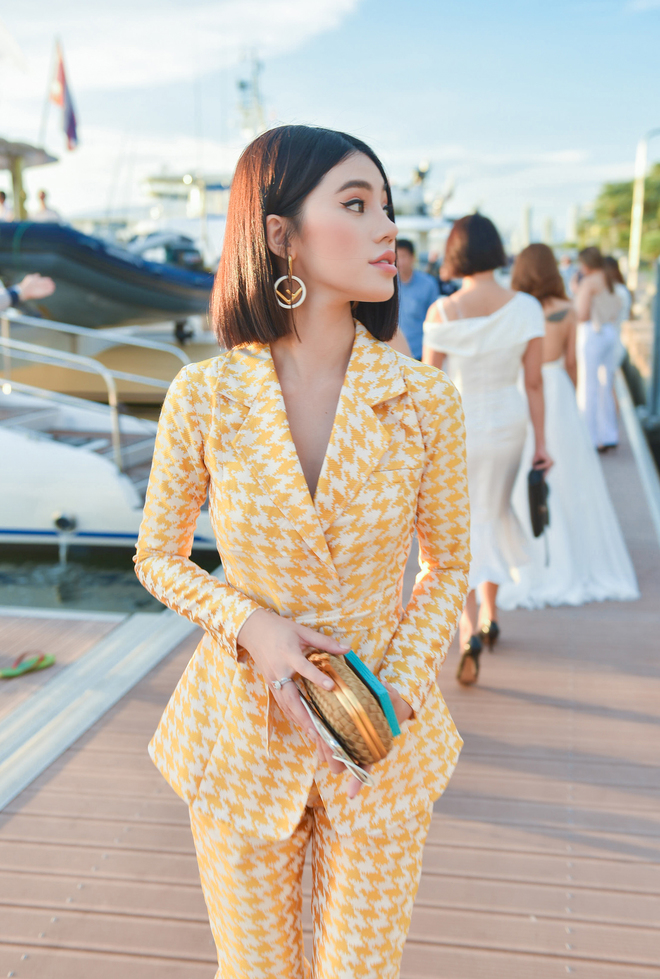 Hoa hậu Jolie Nguyễn diện vest không nội y quyến rũ trên du thuyền hạng sang - 4