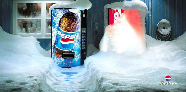 “Kẻ gây chiến” trước có lẽ chính là Pepsi. Đây là một poster quảng cáo của hãng này, với ngụ ý “Ngay cả bão tuyết cũng không thể ngăn mọi người đi mua Pepsi”. Chuyện sẽ chẳng có gì nếu người ta không thấy máy bán nước với thấp thoáng logo của Coca-Cola phủ đầy tuyết vì chẳng ai mua đặt ngay bên cạnh.