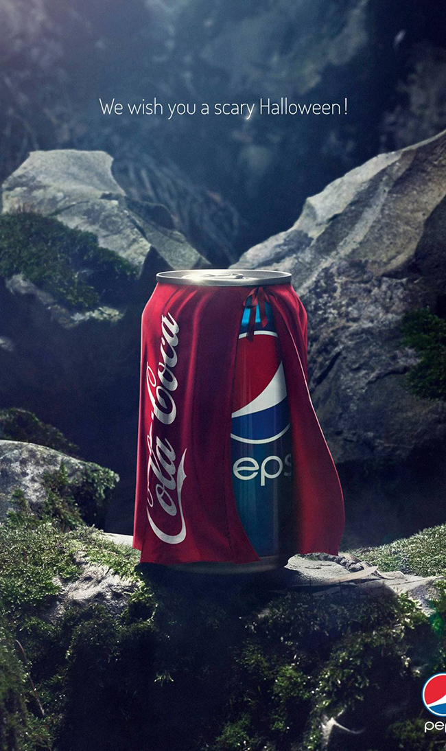 Halloween năm 2013, Pepsi đăng hình lon nước của mình khoác áo choàng Coca-Cola với tiêu đề: “Chúng tôi chúc bạn một Giáng sinh ghê rợn” với ngụ ý nước uống của Coca-Cola là một thức uống kinh dị.