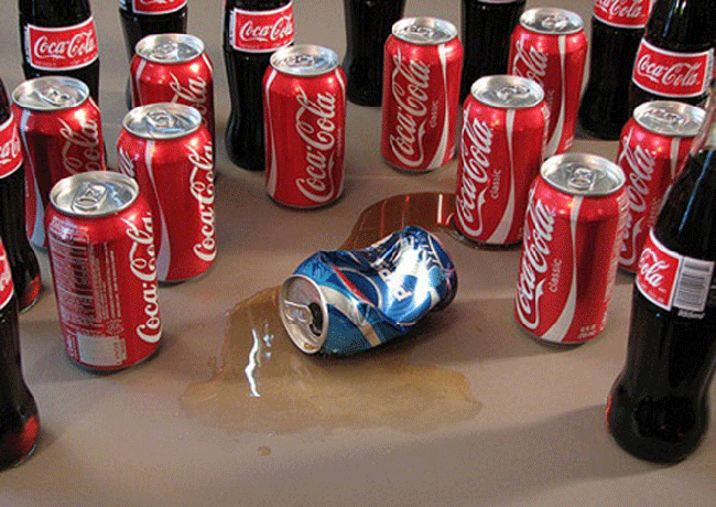 Coca-Cola trả đũa với một bức ảnh đánh lon Pepsi tơi tả.